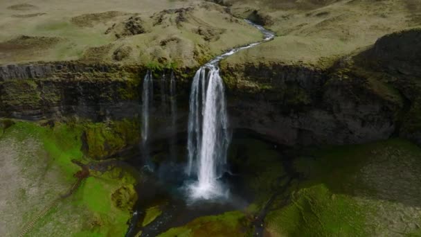 공중에서 Seljalandsfoss 아이슬란드 지역에 방문객들은 속으로 들어갈 수있습니다 아이슬란드에서 인기있는 — 비디오