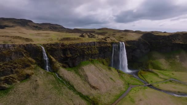 Seljalandsfossの空中ビュー ルート1によって右アイスランドの南地域に位置しています 訪問者は小さな洞窟にそれの後ろを歩くことができます アイスランドで最も人気のある滝 — ストック動画