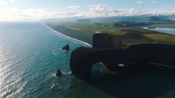 冰岛的黑沙滩在里尼斯法加拉湾掀起巨浪 空中电影4K视频 美丽的冰岛自然海岸线 — 图库视频影像