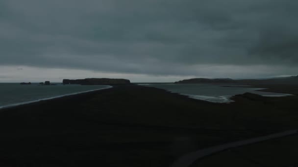 Islândia Praia Areia Preta Com Ondas Enormes Reynisfjara Vik Vídeo — Vídeo de Stock