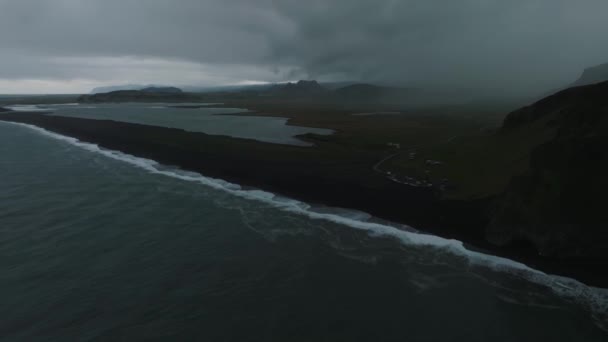 Ισλανδία Μαύρη Αμμουδιά Τεράστια Κύματα Στο Reynisfjara Vik Εναέρια Κινηματογραφικό — Αρχείο Βίντεο