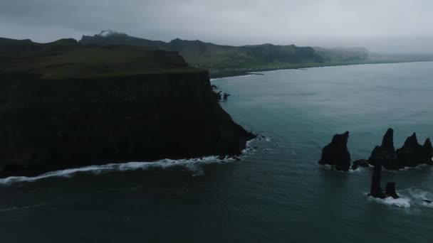 冰岛的黑沙滩在里尼斯法加拉湾掀起巨浪 空中电影4K视频 美丽的冰岛自然海岸线 — 图库视频影像