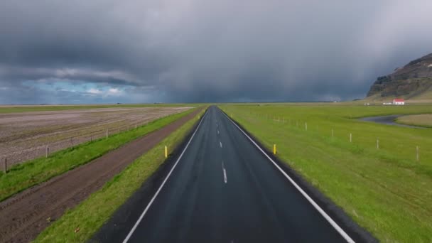 Endlose Straße Die Wolkenverhangenen Berge Und Hügel Islands Bei Sonnigem — Stockvideo