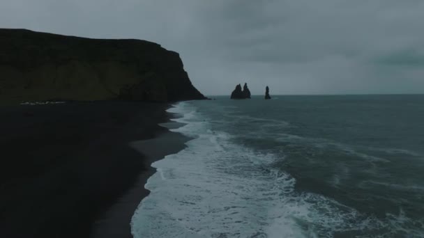 Islândia Praia Areia Preta Com Ondas Enormes Reynisfjara Vik Vídeo — Vídeo de Stock