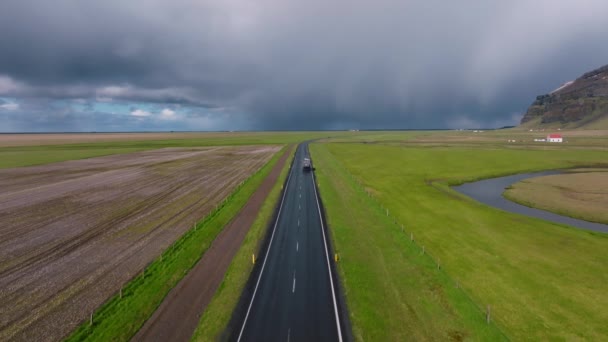 Бесконечная Дорога Облачные Горы Холмы Исландии Солнечную Облачную Погоду Воздушный — стоковое видео