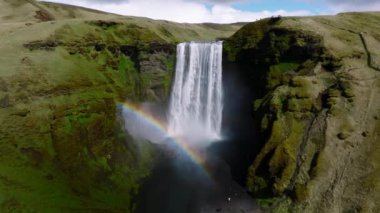 Yaz zamanı İzlanda 'nın güzel doğası ve güneşli havası. Yeşil dağları, tarlaları ve şelaleleri olan sihirli İzlanda.