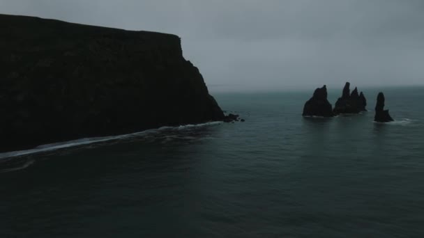 Island Svart Sandstrand Med Stora Vågor Vid Reynisfjara Vik Flygfilmisk — Stockvideo