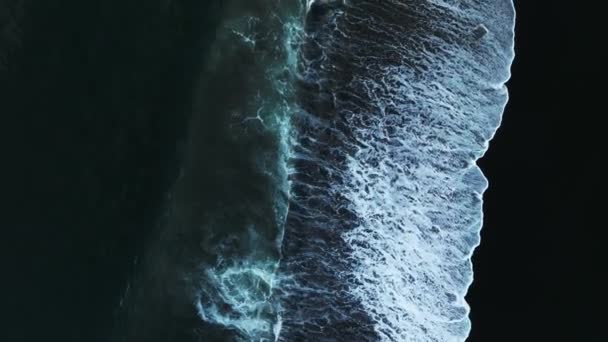 レイニスフィヨルドVikで巨大な波を持つアイスランドの黒い砂のビーチ 空中映画4Kビデオ 上から美しいアイスランドの自然海岸線 — ストック動画