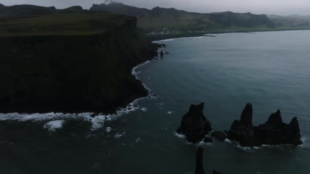 Islândia Praia Areia Preta Com Ondas Enormes Reynisfjara Vik Vídeo — Vídeo de Stock