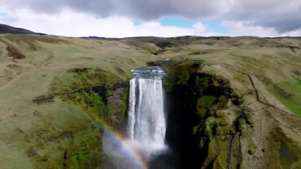 Berömda Skogafoss Vattenfall Med Regnbåge Dramatiskt Landskap Island Solnedgången Majestätisk — Stockvideo