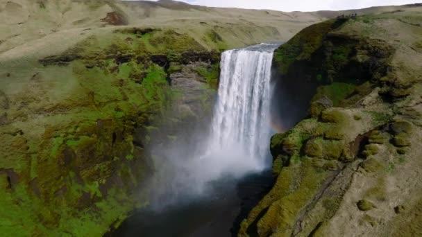 Famosa Cascada Skogafoss Con Arco Iris Paisaje Dramático Islandia Atardecer — Vídeo de stock