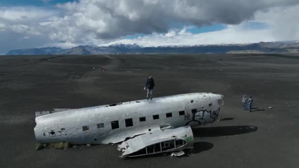 Vista Aérea Velho Avião Caiu Abandonado Praia Solheimasandur Perto Vik — Vídeo de Stock