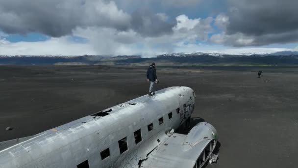 Vista Aérea Velho Avião Caiu Abandonado Praia Solheimasandur Perto Vik — Vídeo de Stock