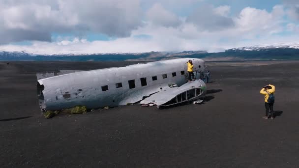 Vista aérea do velho avião caiu abandonado na praia de Solheimasandur perto de Vik, Islândia. — Vídeo de Stock