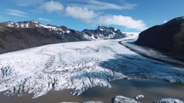 İzlanda 'daki Skaftafell buzulunun, Vatnajokull Ulusal Parkı' nın panoramik görüntüsü..