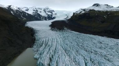 İzlanda 'daki Skaftafell buzulunun, Vatnajokull Ulusal Parkı' nın panoramik görüntüsü..