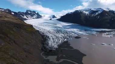 İzlanda 'daki Skaftafell buzulunun, Vatnajokull Ulusal Parkı' nın panoramik görüntüsü..
