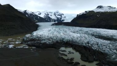 İzlanda 'daki Skaftafell buzulunun, Vatnajokull Ulusal Parkı' nın panoramik görüntüsü..