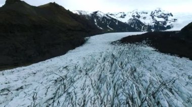 İzlanda 'daki Skaftafell buzulunun, Vatnajokull Ulusal Parkı' nın panoramik görüntüsü..