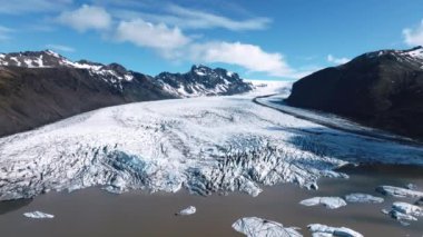 İzlanda 'daki Skaftafell buzulunun, Vatnajokull Ulusal Parkı' nın panoramik görüntüsü..