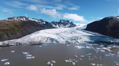 İzlanda 'daki Skaftafell buzulunun, Vatnajokull Ulusal Parkı' nın panoramik görüntüsü..