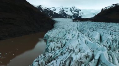 İzlanda 'daki Skaftafell buzulunun, Vatnajokull Ulusal Parkı' nın panoramik görüntüsü..