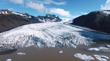 İzlanda 'daki Skaftafell buzulunun, Vatnajokull Ulusal Parkı' nın panoramik görüntüsü..