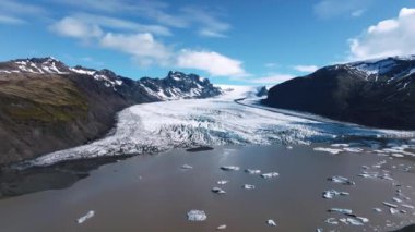 İzlanda 'daki Skaftafell buzulunun, Vatnajokull Ulusal Parkı' nın panoramik görüntüsü..