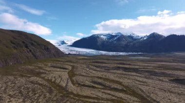 Yaz zamanı İzlanda 'nın güzel doğası ve güneşli havası. Yeşil dağları, tarlaları ve şelaleleri olan sihirli İzlanda.