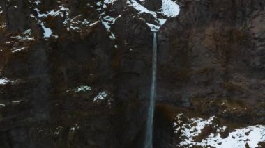 İzlanda 'daki Jokulsalon gölü yakınlarındaki buzulların ve karlı dağların hava manzarası..