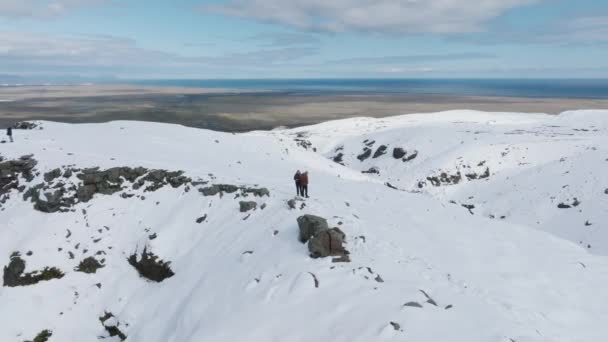 Ein Mann Steht Auf Einer Klippe Island Mächtiger Winter — Stockvideo