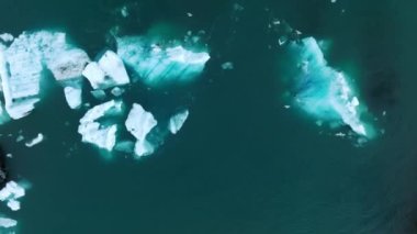 Gün batımında İzlanda 'nın Jokulsarlon Buzul Gölü' ndeki buzdağlarının manzarası. Klasik tarz etkisi. İzlanda 'daki Jokulsarlon' daki ünlü Buzul Gölü.