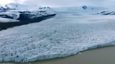 Gün batımında İzlanda 'nın Jokulsarlon Buzul Gölü' ndeki buzdağlarının manzarası. Klasik tarz etkisi. İzlanda 'daki Jokulsarlon' daki ünlü Buzul Gölü.