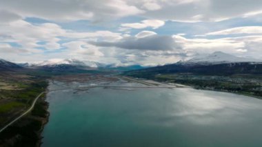 Büyük gölleri ve şelaleleri olan güzel İzlanda doğasının havadan görünüşü.