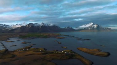Dağların üzerinde renkli bir günbatımı. Ufukta Vestrahorn dağları olan İzlanda 'nın muhteşem hava manzarası.