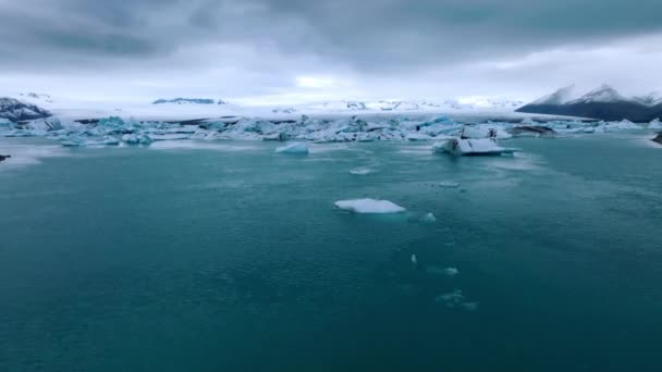 Сценический Вид Айсбергов Ледниковой Лагуне Джоколсарлон Исландия Сумерках Эффект Винтажного — стоковое видео