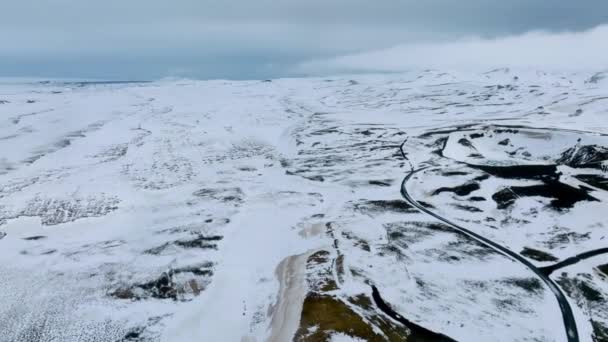 空の溶岩フィールドとアイスランドの距離でSnaefellsjokull近くの氷に覆われた巨大な火山の山の空中ビデオ — ストック動画