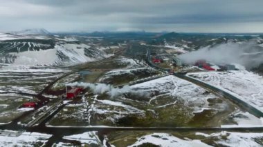 İzlanda 'daki Krafla Elektrik Santrali' nin havadan görüntüsü. Buhar santrali elektrik üretiyor. İzlanda 'da yeşil eko enerji.