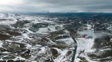 İzlanda 'daki Krafla Elektrik Santrali' nin havadan görüntüsü. Buhar santrali elektrik üretiyor. İzlanda 'da yeşil eko enerji.