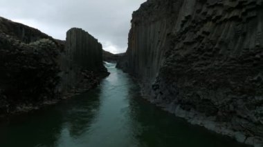 İzlanda 'daki Studlagil bazalt kanyonunun destansı hava manzarası. İzlanda 'nın en harika doğa manzaralarından biri..