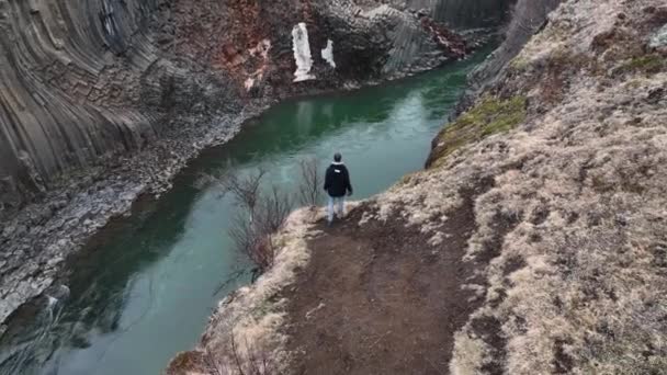 Ein Mann Steht Auf Einer Klippe Island Mächtige Klippen Islands — Stockvideo