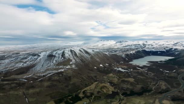 冰岛北部海岸 在蓝天蓝云的美丽天气里 历史名城胡萨未克的空中风景 — 图库视频影像