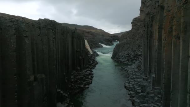Vista Aérea Épica Desfiladeiro Basalto Studlagil Islândia Dos Passeios Mais — Vídeo de Stock