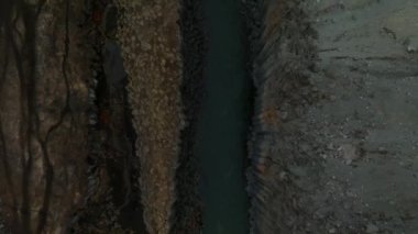 İzlanda 'daki Studlagil bazalt kanyonunun destansı hava manzarası. İzlanda 'nın en harika doğa manzaralarından biri..