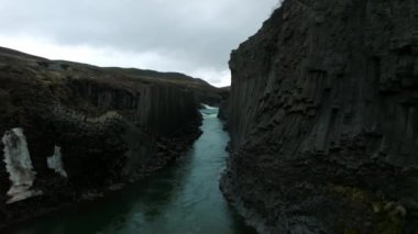 İzlanda 'daki Studlagil bazalt kanyonunun destansı hava manzarası. İzlanda 'nın en harika doğa manzaralarından biri..