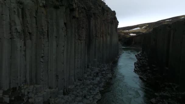 Vista Aérea Épica Desfiladeiro Basalto Studlagil Islândia Dos Passeios Mais — Vídeo de Stock