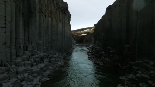 Epic Aerial View Studlagil Basalt Canyon Iceland Uno Los Lugares — Vídeos de Stock