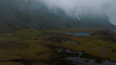 Stoksnes yakınlarında, İzlanda 'nın Vestrahorn Dağı' nın altında fırtınalı bir yağmurlu günde bir Viking köyünün hava görüntüsü..