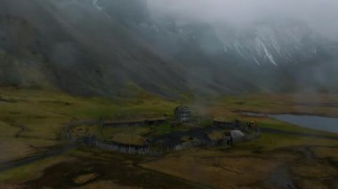 Stoksnes yakınlarında, İzlanda 'nın Vestrahorn Dağı' nın altında fırtınalı bir yağmurlu günde bir Viking köyünün hava görüntüsü..
