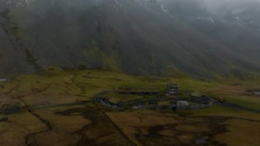 Stoksnes yakınlarında, İzlanda 'nın Vestrahorn Dağı' nın altında fırtınalı bir yağmurlu günde bir Viking köyünün hava görüntüsü..